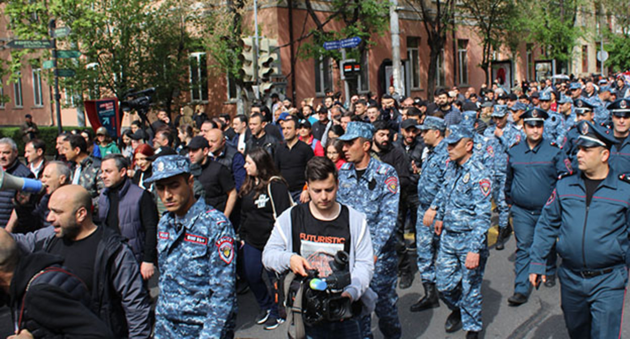 Участники акции протеста. Ереван, май 2022 г. Фото Тиграна Петросяна для "Кавказского узла" Участники акции протеста. Ереван, май 2022 г. Фото Тиграна Петросяна для "Кавказского узла"