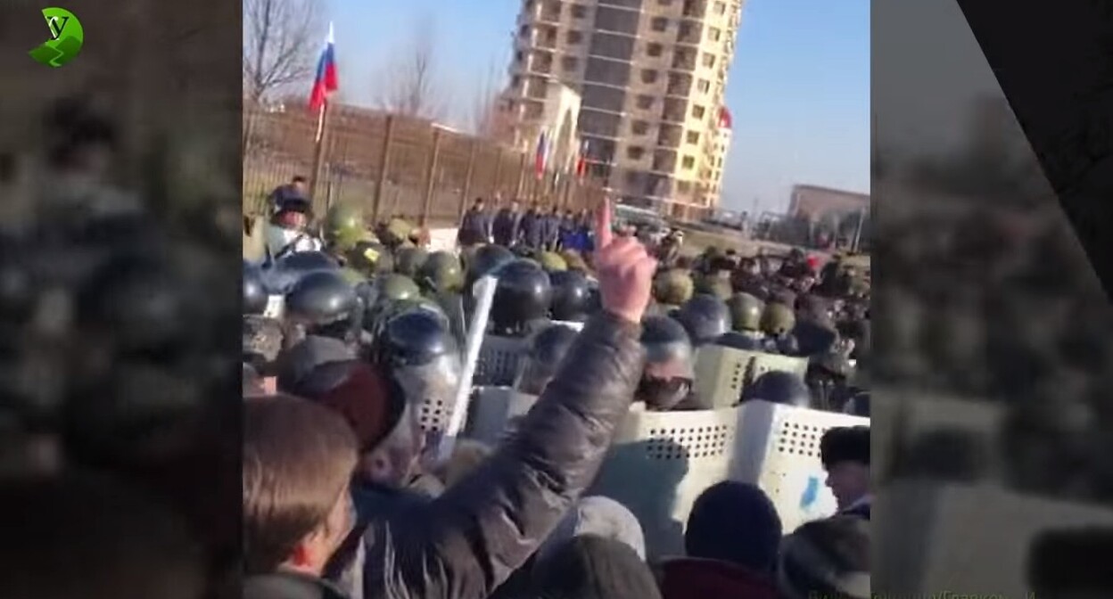 Акция протеста в Магасе 26 марта 2019 года. Стоп-кадр из видео «Кавказского узла» https://www.youtube.com/watch?v=B7vqt3Qx1bE Акция протеста в Магасе 26 марта 2019 года. Стоп-кадр из видео «Кавказского узла» https://www.youtube.com/watch?v=B7vqt3Qx1bE