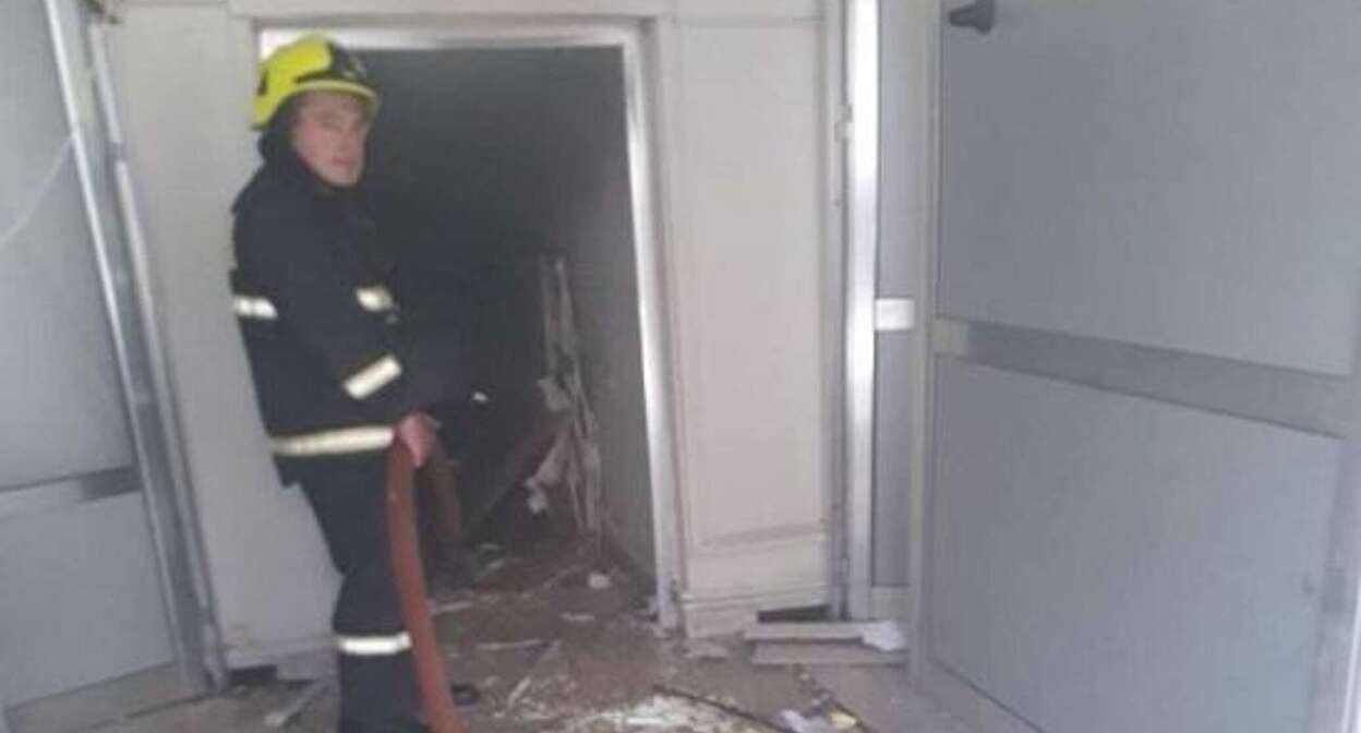 Сотрудник МЧС Армении на месте происшествия. https://ru.armeniasputnik.am/20220706/v-rezultate-vzryva-i-pozhara-v-ashtarake-est-pogibshiy-i-postradavshie-44759676.html