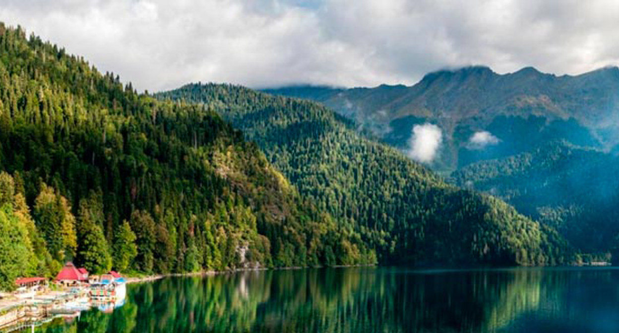 Озеро Рица, Абхазия. Фото https://abxa.ru/ozero-rica/ Озеро Рица, Абхазия. Фото https://abxa.ru/ozero-rica/
