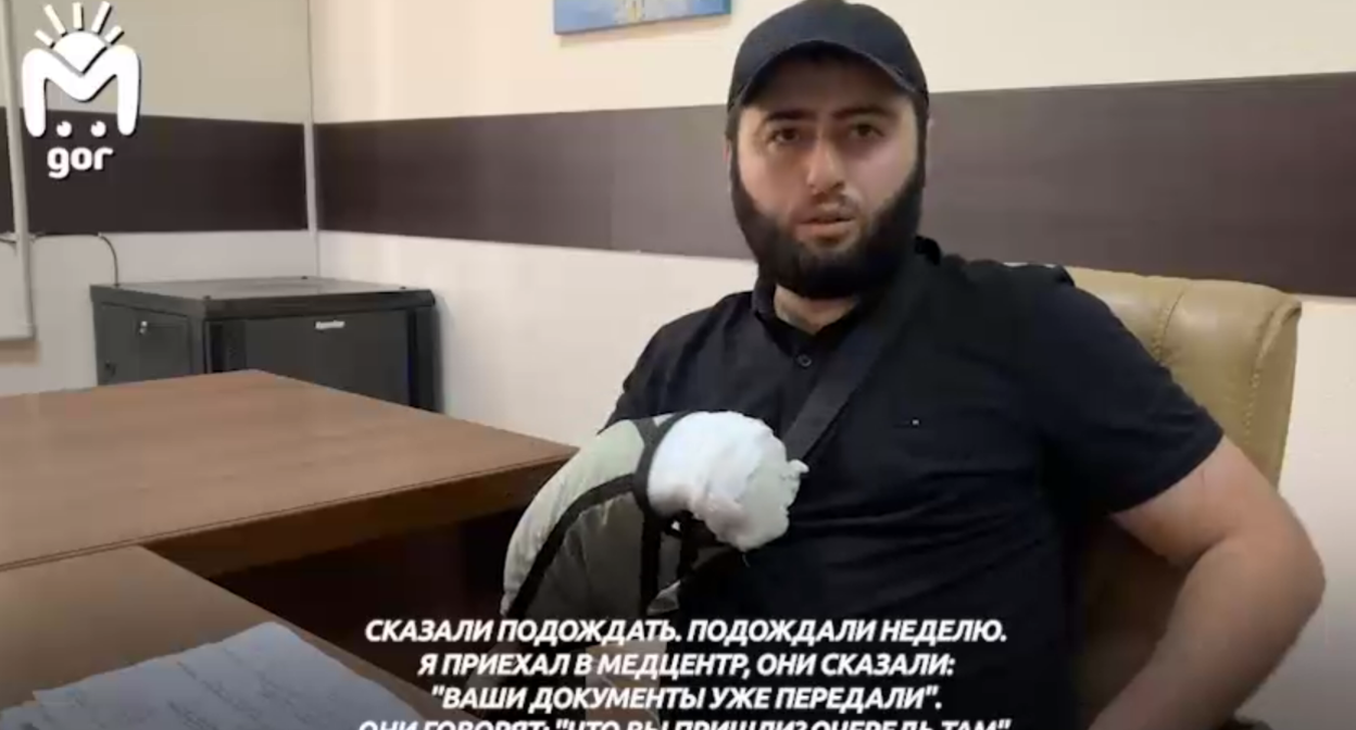 Шалва Ханикаев, чей пострадавший от теракта в Беслане отец умер в ожидании плановой госпитализации. Стоп-кадр видео, опубликованного в Telegram-канале Mash Gor от 27.06.22, https://t.me/mash_gor/1994. Шалва Ханикаев, чей пострадавший от теракта в Беслане отец умер в ожидании плановой госпитализации. Стоп-кадр видео, опубликованного в Telegram-канале Mash Gor от 27.06.22, https://t.me/mash_gor/1994.