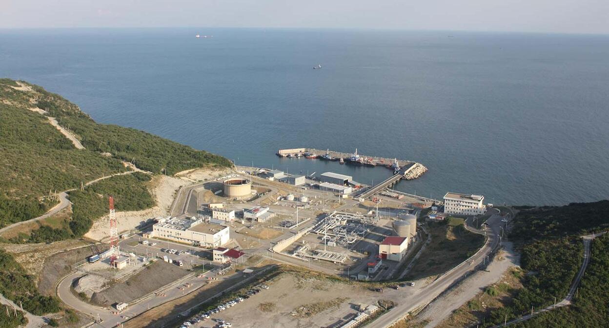 Береговые сооружения и акватория Морского терминала Каспийского трубопроводного консорциума (КТК). Фото: пресс-служба КТК https://www.cpc.ru/RU/press/photos/Pages/objects.aspx Береговые сооружения и акватория Морского терминала Каспийского трубопроводного консорциума (КТК). Фото: пресс-служба КТК https://www.cpc.ru/RU/press/photos/Pages/objects.aspx