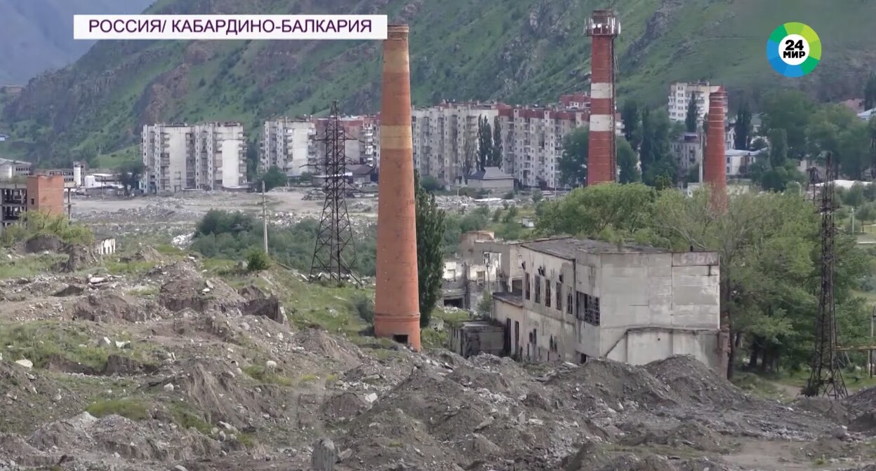 Территория Тырныаузского горнообогатительного комбината, июнь 2021 года. Стоп-кадр из видео https://www.youtube.com/watch?v=ZdQW0Fao8m8&t=16s Территория Тырныаузского горнообогатительного комбината, июнь 2021 года. Стоп-кадр из видео https://www.youtube.com/watch?v=ZdQW0Fao8m8&t=16s