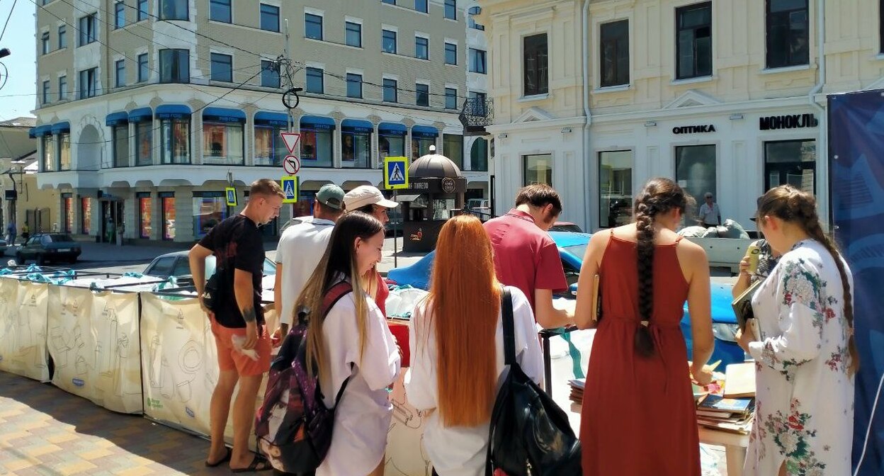 Жители Пятигорска на акции "Экодвор" по раздельному сбору мусора, 10 июля 2022 года. Фото Алены Садовской для "Кавказского узла" Жители Пятигорска на акции "Экодвор" по раздельному сбору мусора, 10 июля 2022 года. Фото Алены Садовской для "Кавказского узла"