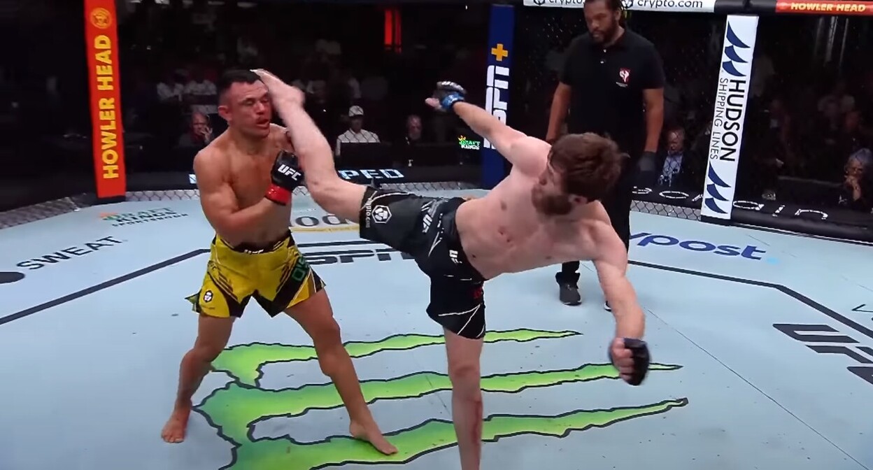 Бой Саида Нурмагомедова (справа) с Дугласом Силве де Андраде на турнире UFC в Лас-Вегасе. Стопкадр из видео https://www.youtube.com/watch?v=rnItuG4xNTA Бой Саида Нурмагомедова (справа) с Дугласом Силве де Андраде на турнире UFC в Лас-Вегасе. Стопкадр из видео https://www.youtube.com/watch?v=rnItuG4xNTA