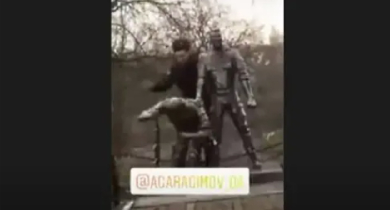 Стоп-кадр видео надругательства над памятником в воинской части на Кубани. Скриншот https://www.youtube.com/watch?v=AYHqMO-o4bU Стоп-кадр видео надругательства над памятником в воинской части на Кубани. Скриншот https://www.youtube.com/watch?v=AYHqMO-o4bU