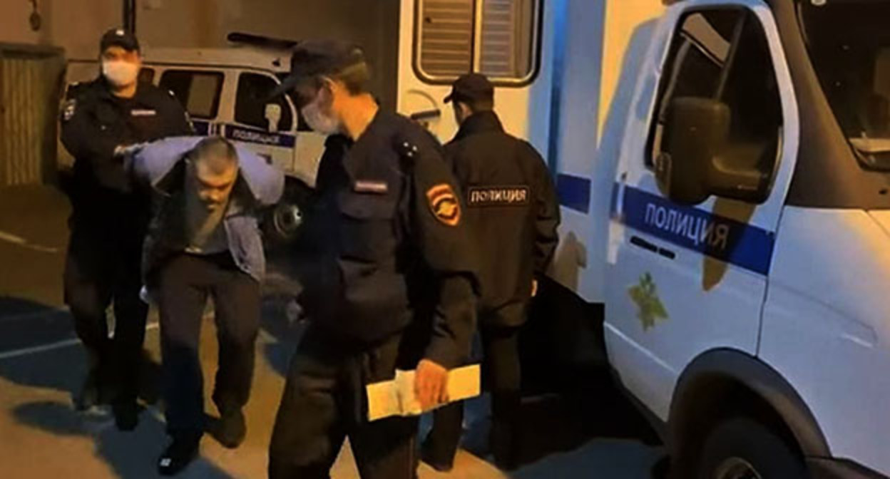 Силовики ведут задержанного Дениса Мурыгу. Кадр видео Alex Boex https://www.youtube.com/watch?v=RvAyiExzgbQ Силовики ведут задержанного Дениса Мурыгу. Кадр видео Alex Boex https://www.youtube.com/watch?v=RvAyiExzgbQ