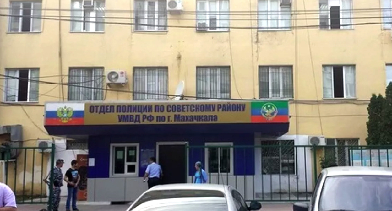 отдела полиции по Советскому району Махачкалы, в котором находились журналисты Магомед Магомедов и Мурад Мурадов*. Фото https://chernovik.net/content/lenta-novostey/zamredaktora-chernovika-uzhe-dva-chasa-ne-vypuskayut-iz-otdela-policii отдела полиции по Советскому району Махачкалы, в котором находились журналисты Магомед Магомедов и Мурад Мурадов*. Фото https://chernovik.net/content/lenta-novostey/zamredaktora-chernovika-uzhe-dva-chasa-ne-vypuskayut-iz-otdela-policii