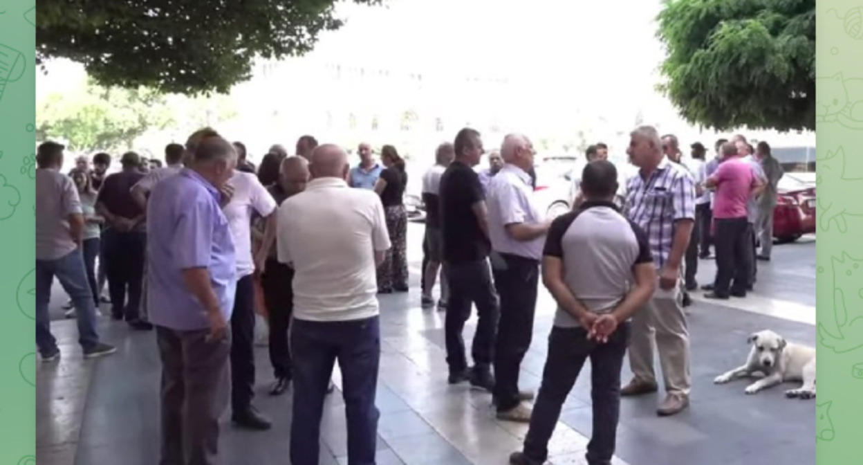 Несколько десятков переселенцев из Гадрута проводят в Ереване акцию протеста. Скриншот страницы в тг https://t.me/SputnikArmenia/36595 Несколько десятков переселенцев из Гадрута проводят в Ереване акцию протеста. Скриншот страницы в тг https://t.me/SputnikArmenia/36595