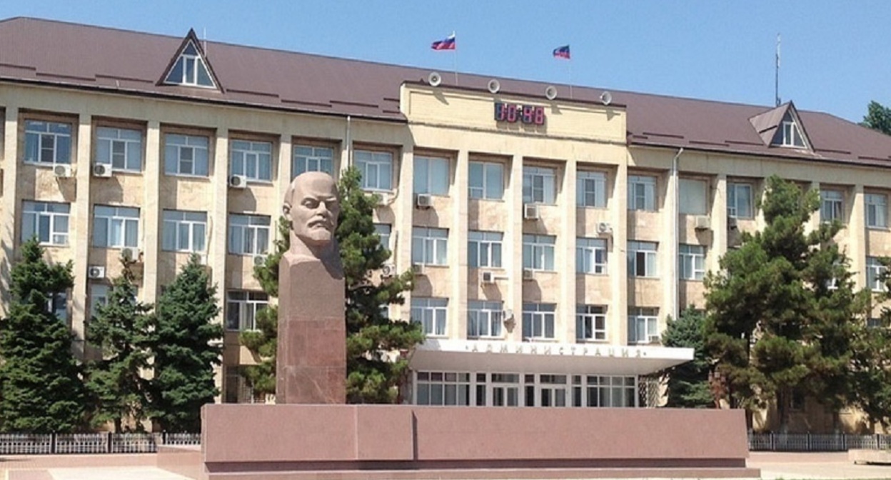 Мэрия Избербаша. Фото пресс-службы мэрии https://obzor.io/14/01/2021/glavnogo-arxitektora-izberbasha-lishili-mandata-78148 Мэрия Избербаша. Фото пресс-службы мэрии https://obzor.io/14/01/2021/glavnogo-arxitektora-izberbasha-lishili-mandata-78148