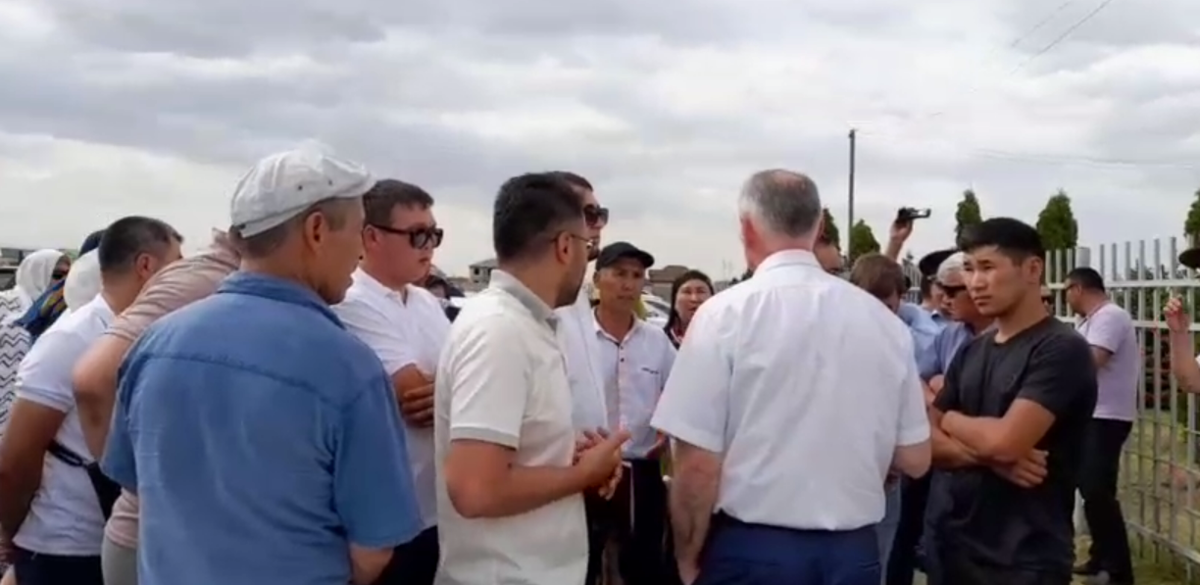 Депутаты у здания администрации Ногайского района. Стоп-кадр видео от 14.07.22, опубликованного в Telegram-канале РИА "Дербент".https://t.me/riaderbent/16240 Депутаты у здания администрации Ногайского района. Стоп-кадр видео от 14.07.22, опубликованного в Telegram-канале РИА "Дербент".https://t.me/riaderbent/16240