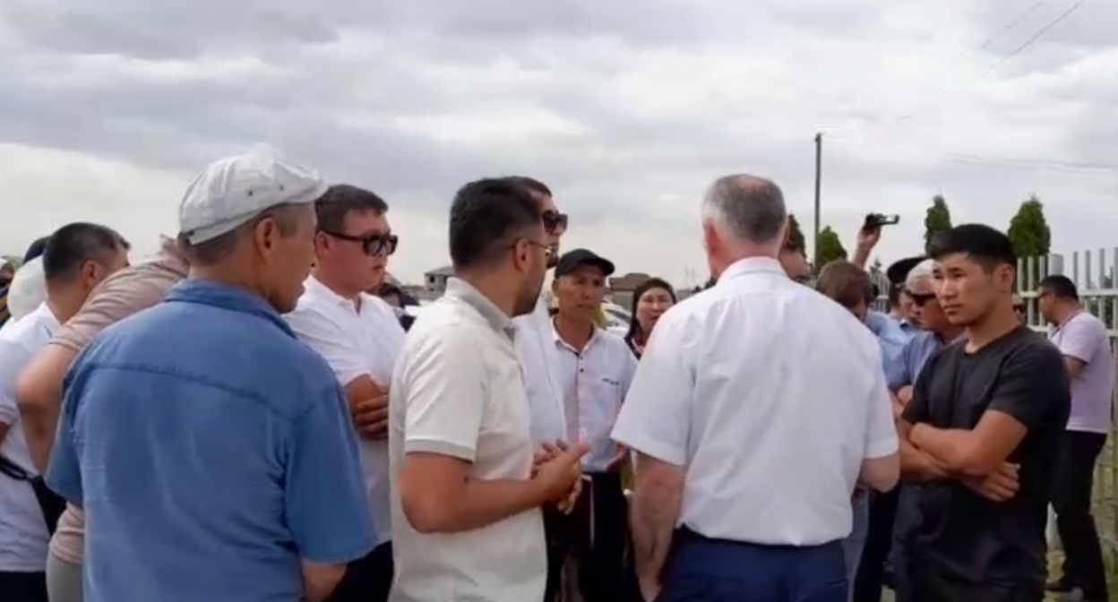 Депутаты у здания администрации Ногайского района. Стоп-кадр видео от 14.07.22, опубликованного в Telegram-канале РИА "Дербент".https://t.me/riaderbent/16240 Депутаты у здания администрации Ногайского района. Стоп-кадр видео от 14.07.22, опубликованного в Telegram-канале РИА "Дербент".https://t.me/riaderbent/16240