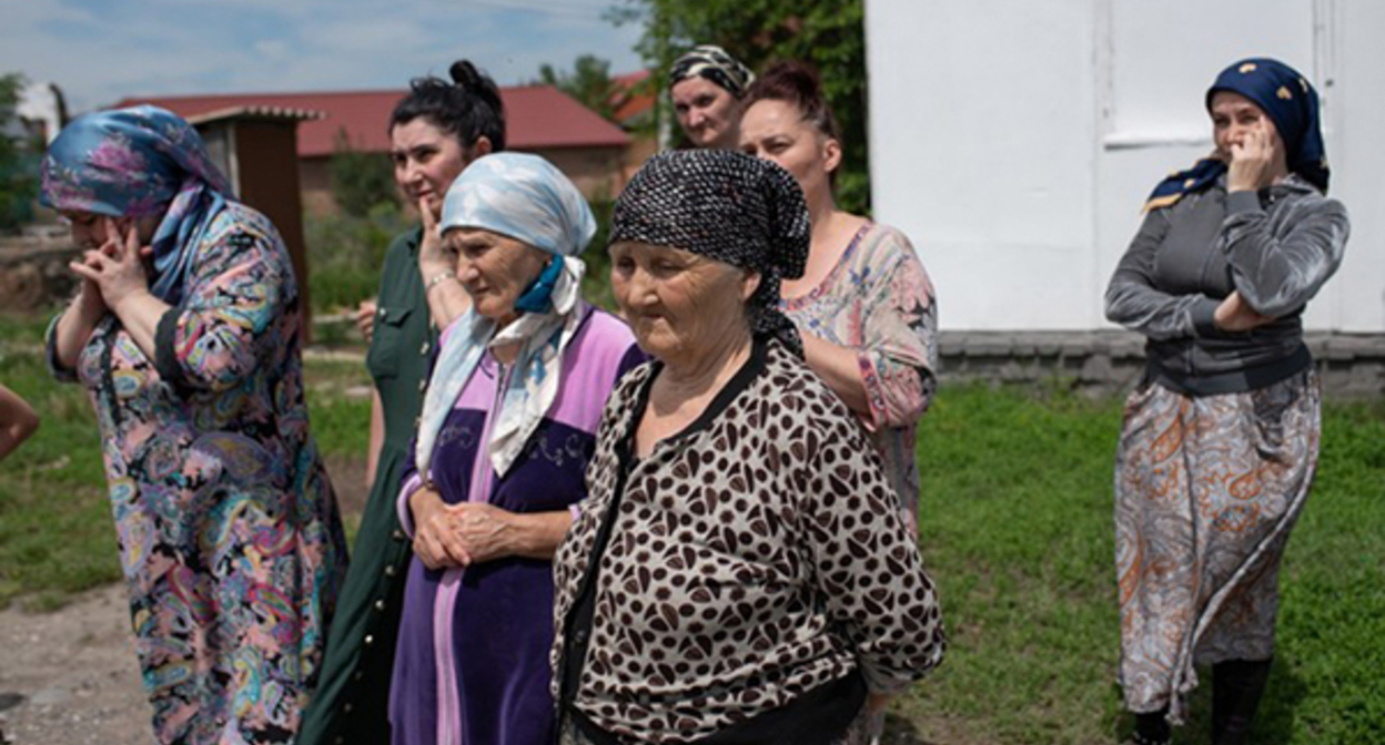 Жильцы из барака на улице Фабричная. Фото пресс-службы "Партии Дела" https://partyadela.ru/news/13729/ Жильцы из барака на улице Фабричная. Фото пресс-службы "Партии Дела" https://partyadela.ru/news/13729/