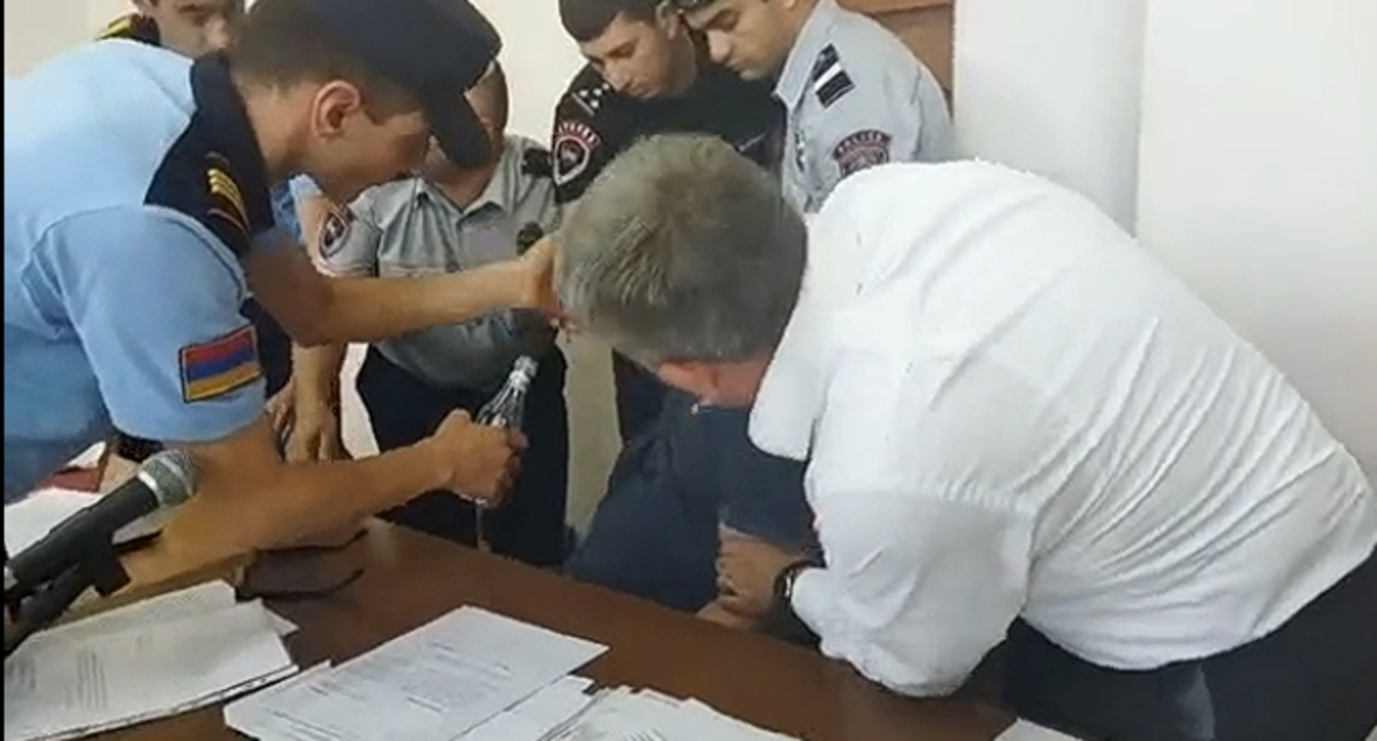 Сотрудники суда пытаются оказывать помощь Армену Григоряну. Кадр видео https://news.day.az/world/1479153.html Сотрудники суда пытаются оказывать помощь Армену Григоряну. Кадр видео https://news.day.az/world/1479153.html