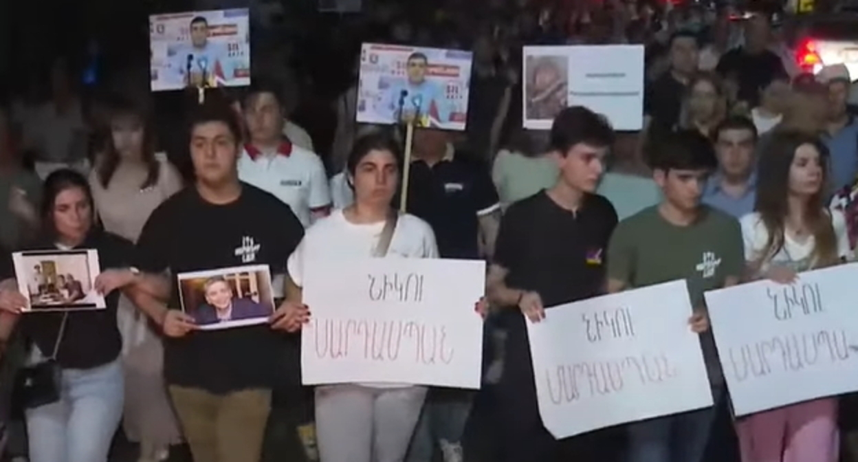 Участники протестной акции в Ереване, 15 июля, https://www.youtube.com/watch?v=R-skM-S1bYI Участники протестной акции в Ереване, 15 июля, https://www.youtube.com/watch?v=R-skM-S1bYI