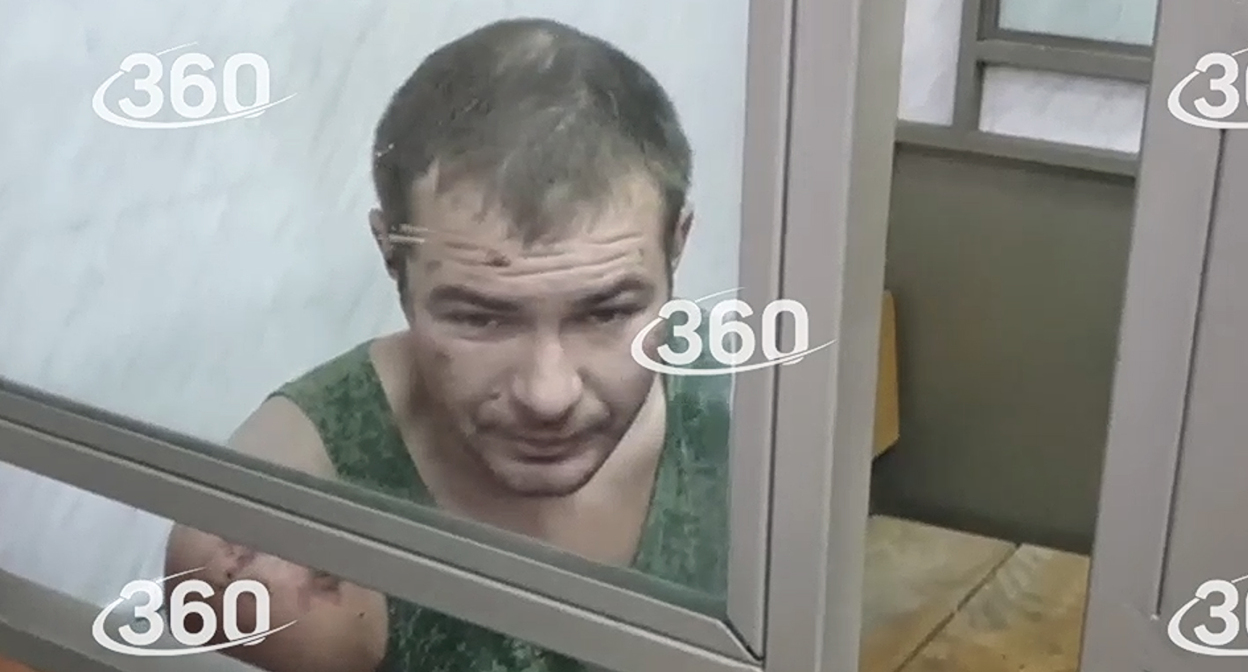 Житель Новошахтинска, подозреваемый в убийстве четырех членов одной семьи, заключен под стражу. Кадр видео канала 360 https://360tv.ru/news/crime/podozrevaemyj-v-ubijstve-semi-v-novoshahtinske-priznal-svoju-vinu/ Житель Новошахтинска, подозреваемый в убийстве четырех членов одной семьи, заключен под стражу. Кадр видео канала 360 https://360tv.ru/news/crime/podozrevaemyj-v-ubijstve-semi-v-novoshahtinske-priznal-svoju-vinu/