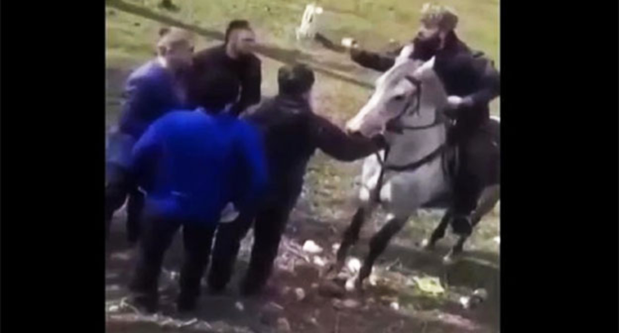 Чеченские всадники и дагестанские полицейские в Новолакском районе. 3 апреля 2021 года. Кадр видео, размещенного в Instagram-паблике "Аух / Дай Мохк / Нохчи къам" https://www.instagram.com/p/CNN51AmHPRA/ Чеченские всадники и дагестанские полицейские в Новолакском районе. 3 апреля 2021 года. Кадр видео, размещенного в Instagram-паблике "Аух / Дай Мохк / Нохчи къам" https://www.instagram.com/p/CNN51AmHPRA/