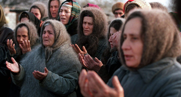 Чеченские женщины молятся в Грозном, декабрь 1994 года. Фото: 
Evstafiev https://ru.wikipedia.org