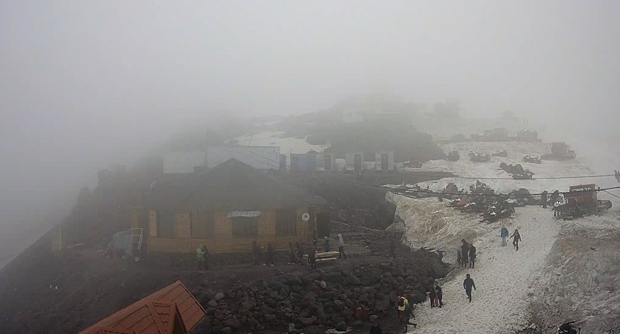 Поляна Азау. Кадр видео веб-камеры https://resort-elbrus.ru/cameras/ Поляна Азау. Кадр видео веб-камеры https://resort-elbrus.ru/cameras/