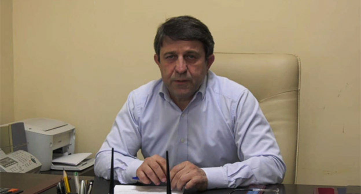 Главврач Девлетхан Мирзаханов. Фото: http://www.derbent.org/upload/iblock/7ae/7ae56a44eb24c9d79d27c30e6576cd58.jpeg Главврач Девлетхан Мирзаханов. Фото: http://www.derbent.org/upload/iblock/7ae/7ae56a44eb24c9d79d27c30e6576cd58.jpeg