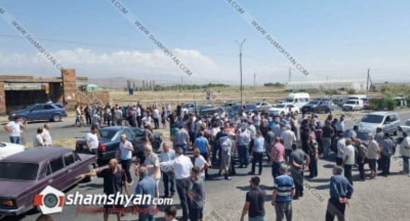 Жители села Акналич в Армавирской области Армении заблокировали сегодня трассу Ереван – Армавир. Фото https://news.am/rus/news/713034.html Жители села Акналич в Армавирской области Армении заблокировали сегодня трассу Ереван – Армавир. Фото https://news.am/rus/news/713034.html