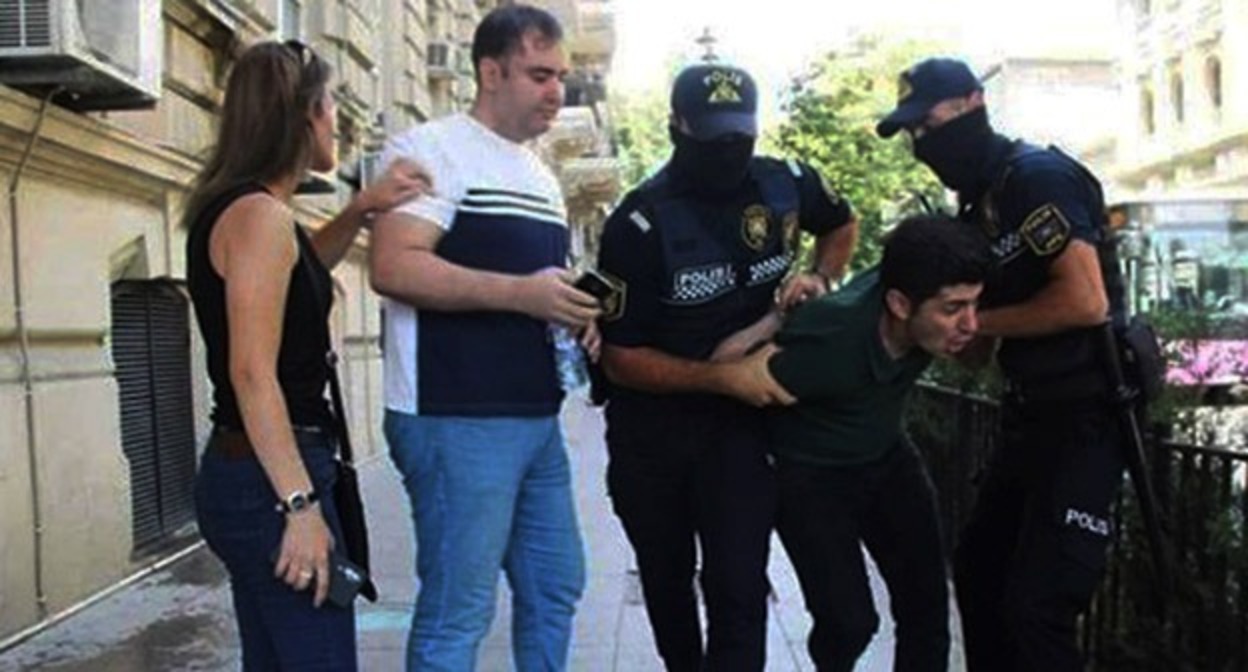 Задержание активиста. Фото: http://www.massa.az/news/ru/18038/aktivist-partii-musavat-arestovan-za-nepodchinenie-policii Задержание активиста. Фото: http://www.massa.az/news/ru/18038/aktivist-partii-musavat-arestovan-za-nepodchinenie-policii