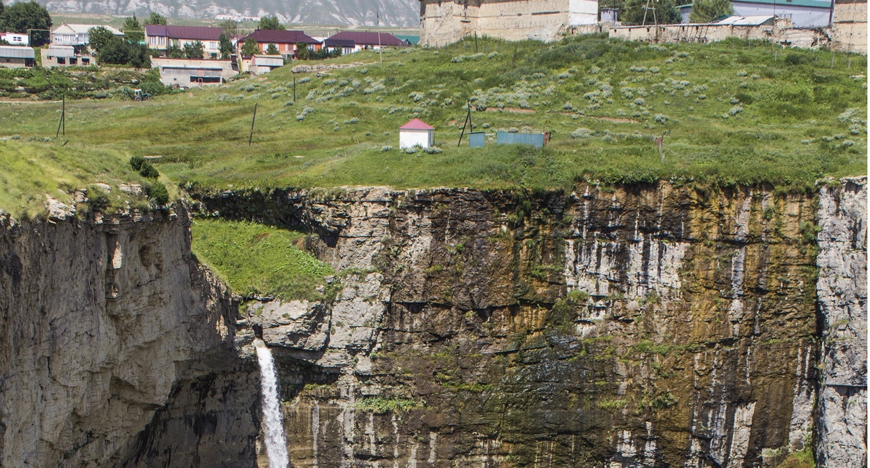 Водопад Тобот, на дороге к которому погибли туристы. Автор: Frol-aleksan, CC BY-SA 4.0, https://commons.wikimedia.org/w/index.php?curid=59147573 Водопад Тобот, на дороге к которому погибли туристы. Автор: Frol-aleksan, CC BY-SA 4.0, https://commons.wikimedia.org/w/index.php?curid=59147573