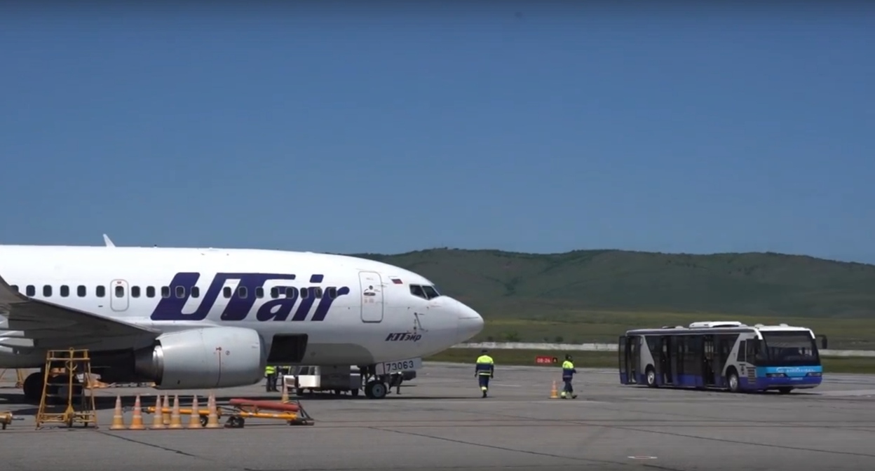 Самолет компании Utair в аэропорту Грозного. Кадр видео пресс-службы аэропорта https://vk.com/public211595980?w=wall-211595980_45 Самолет компании Utair в аэропорту Грозного. Кадр видео пресс-службы аэропорта https://vk.com/public211595980?w=wall-211595980_45
