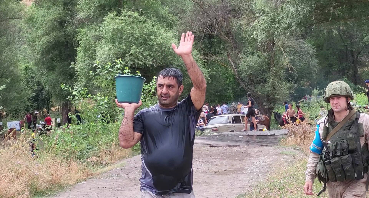 Обливание водой на празднике Вардавар в общине Ахавно Кашатагского района Нагорного Карабаха, 24 июля 2022 год. Фото Алвард Григорян для «Кавказского узла» Обливание водой на празднике Вардавар в общине Ахавно Кашатагского района Нагорного Карабаха, 24 июля 2022 год. Фото Алвард Григорян для «Кавказского узла»