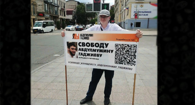 Магомед Магомедов во время пикета в поддержку Абдулмумина Гаджиева. Махачкала, 25 июля 2022 г. Скриншот https://t.me/chernovik/34373 Магомед Магомедов во время пикета в поддержку Абдулмумина Гаджиева. Махачкала, 25 июля 2022 г. Скриншот https://t.me/chernovik/34373
