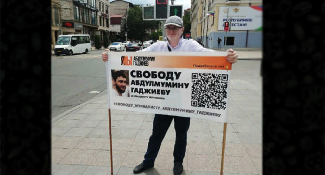 Магомед Магомедов во время пикета в поддержку Абдулмумина Гаджиева. Махачкала, 25 июля 2022 г. Скриншот https://t.me/chernovik/34373 Магомед Магомедов во время пикета в поддержку Абдулмумина Гаджиева. Махачкала, 25 июля 2022 г. Скриншот https://t.me/chernovik/34373