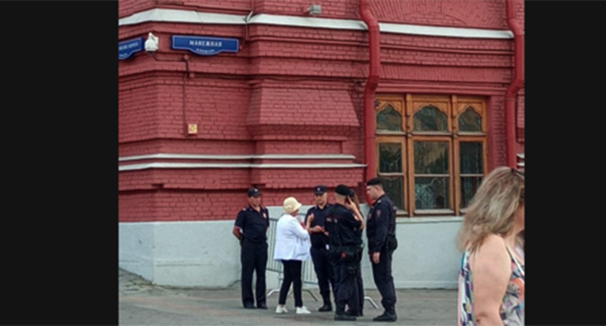 Сотрудники полиции задерживают Валентину Величкину. Фото https://m.vk.com/wall-20449870_2995?from=club20449870&post_bottom=1#comments Сотрудники полиции задерживают Валентину Величкину. Фото https://m.vk.com/wall-20449870_2995?from=club20449870&post_bottom=1#comments