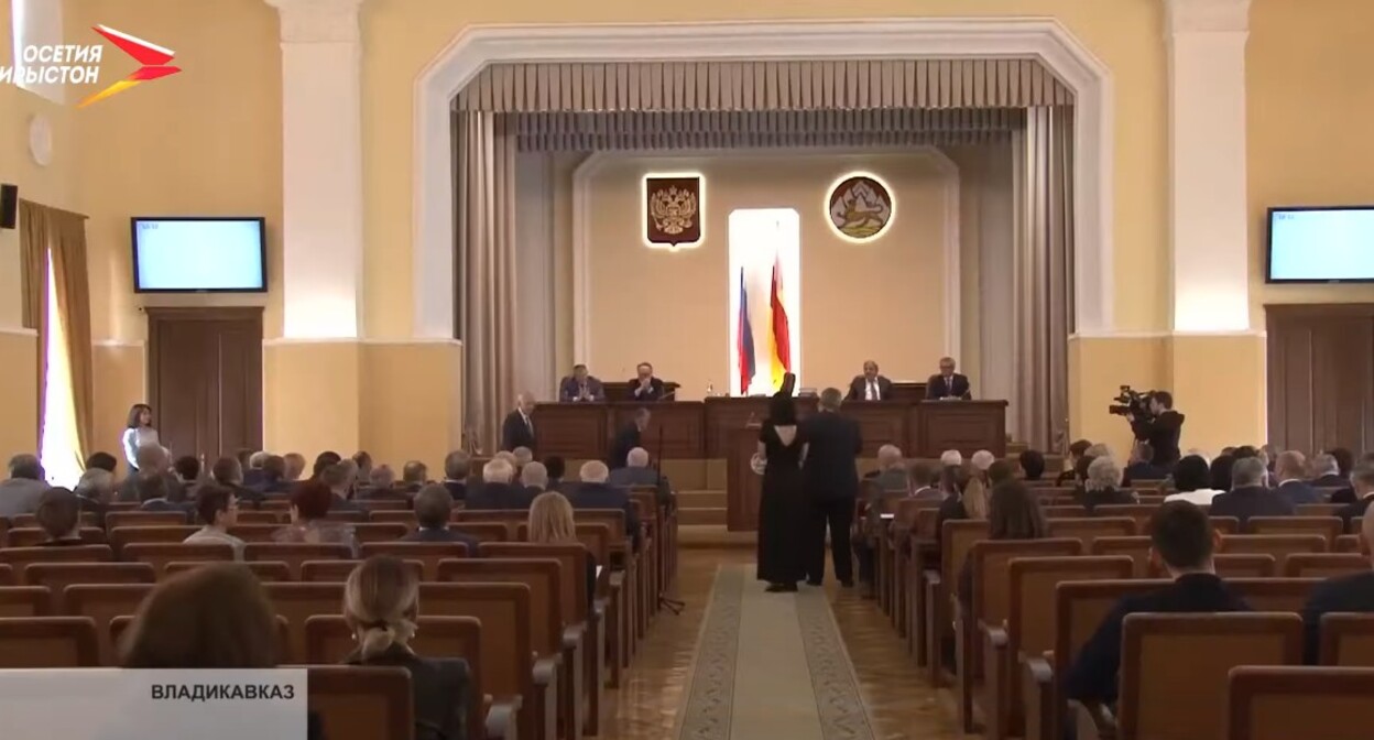 Заседание парламента Северной Осетии. Стопкадр из видео https://www.youtube.com/watch?v=wNdQVR3e9uQ Заседание парламента Северной Осетии. Стопкадр из видео https://www.youtube.com/watch?v=wNdQVR3e9uQ