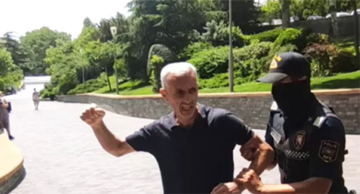 Аликрам Хуршидов (Хуршудов) во время задержания. Фото: https://www.turan.az/ext/news/2022/7/free/Social/ru/7613.htm/001 Аликрам Хуршидов (Хуршудов) во время задержания. Фото: https://www.turan.az/ext/news/2022/7/free/Social/ru/7613.htm/001