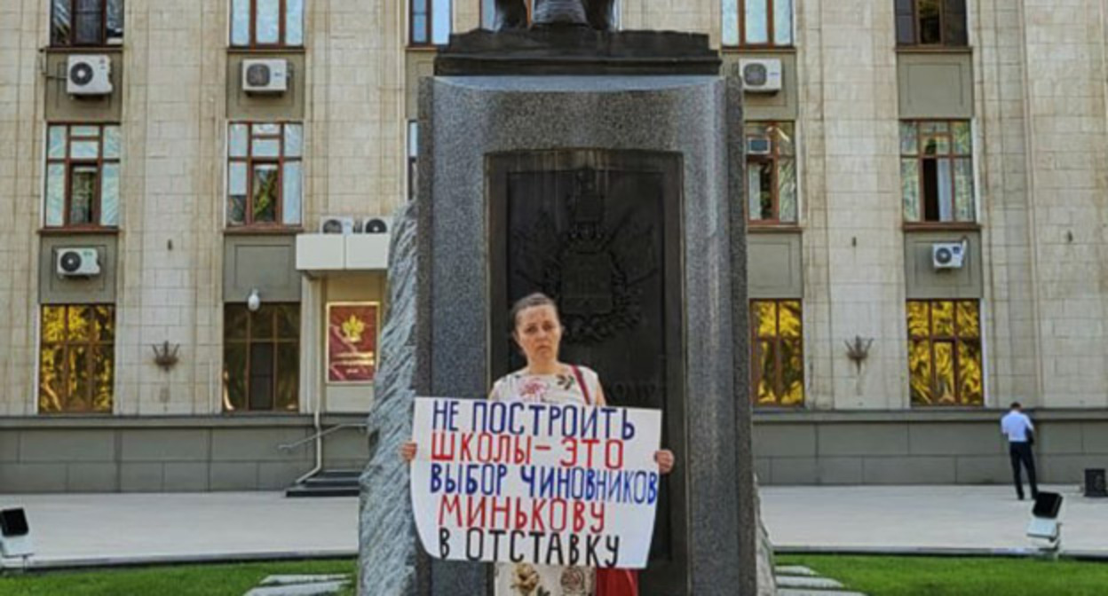 Краснодарская активистка Яна Антонова на одиночном пикете. 28 июля 2022 г. Фото: https://t.me/antonova2020/2742 Краснодарская активистка Яна Антонова на одиночном пикете. 28 июля 2022 г. Фото: https://t.me/antonova2020/2742