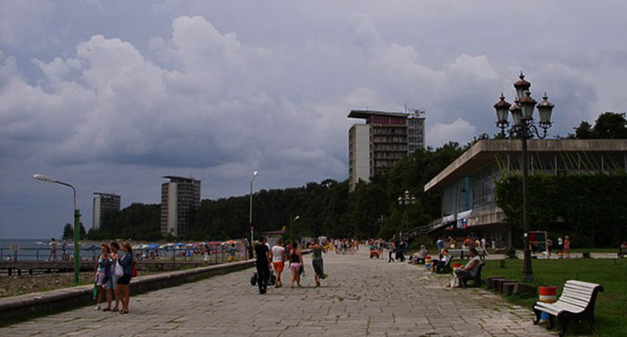 Пансионатный комплекс на набережной в Пицунде. Фото: LxAndrew. https://ru.wikipedia.org Пансионатный комплекс на набережной в Пицунде. Фото: LxAndrew. https://ru.wikipedia.org