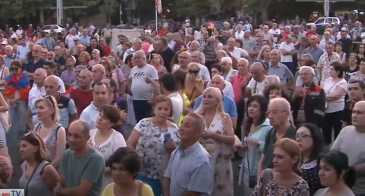 Участники акции в Ереване, фото: стоп-кадр видео канала News Am https://www.youtube.com/watch?v=SpDFlh69ASc Участники акции в Ереване, фото: стоп-кадр видео канала News Am https://www.youtube.com/watch?v=SpDFlh69ASc