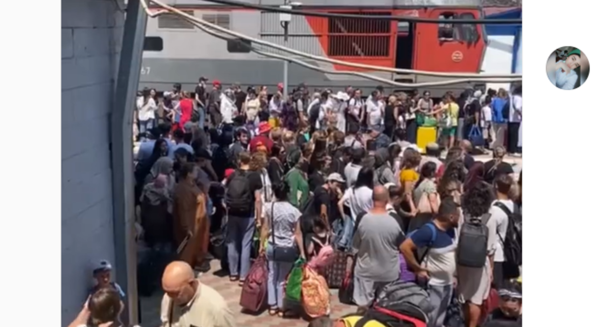 Очередь на электричку в Дербент. Стоп-кадр видео, опубликованного в Instagram*-паблике "Лента Дагестан" 30.07.22, https://www.instagram.com/p/Cgon7pUI6CX/ Очередь на электричку в Дербент. Стоп-кадр видео, опубликованного в Instagram*-паблике "Лента Дагестан" 30.07.22, https://www.instagram.com/p/Cgon7pUI6CX/
