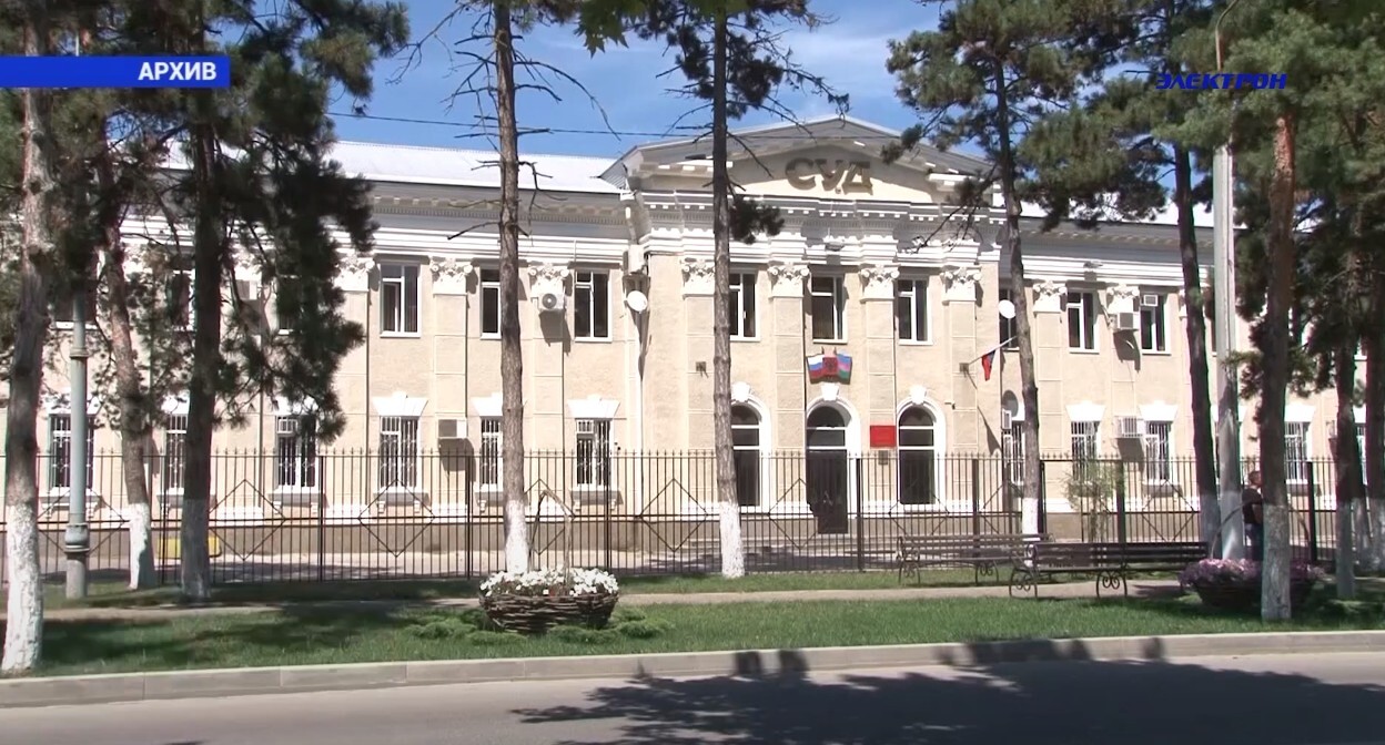 Крымский райсуд Краснодарского края. Стопкадр из видео https://www.youtube.com/watch?v=h_YJc5gF9MA Крымский райсуд Краснодарского края. Стопкадр из видео https://www.youtube.com/watch?v=h_YJc5gF9MA