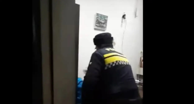 Избиение подростка в метро Тбилиси полицейским. Стоп-кадр видео канала "Настоящее время". Сюжеты https://www.youtube.com/watch?time_continue=9&v=rxjmCasICxg&feature=emb_logo Избиение подростка в метро Тбилиси полицейским. Стоп-кадр видео канала "Настоящее время". Сюжеты https://www.youtube.com/watch?time_continue=9&v=rxjmCasICxg&feature=emb_logo