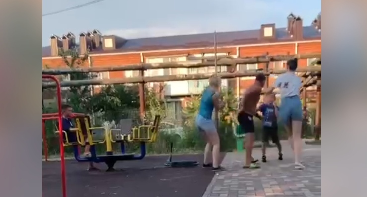 Кадр видеозаписи избиения ребенка в поселке Яблоновском https://t.me/yablonovskiy_city Кадр видеозаписи избиения ребенка в поселке Яблоновском https://t.me/yablonovskiy_city