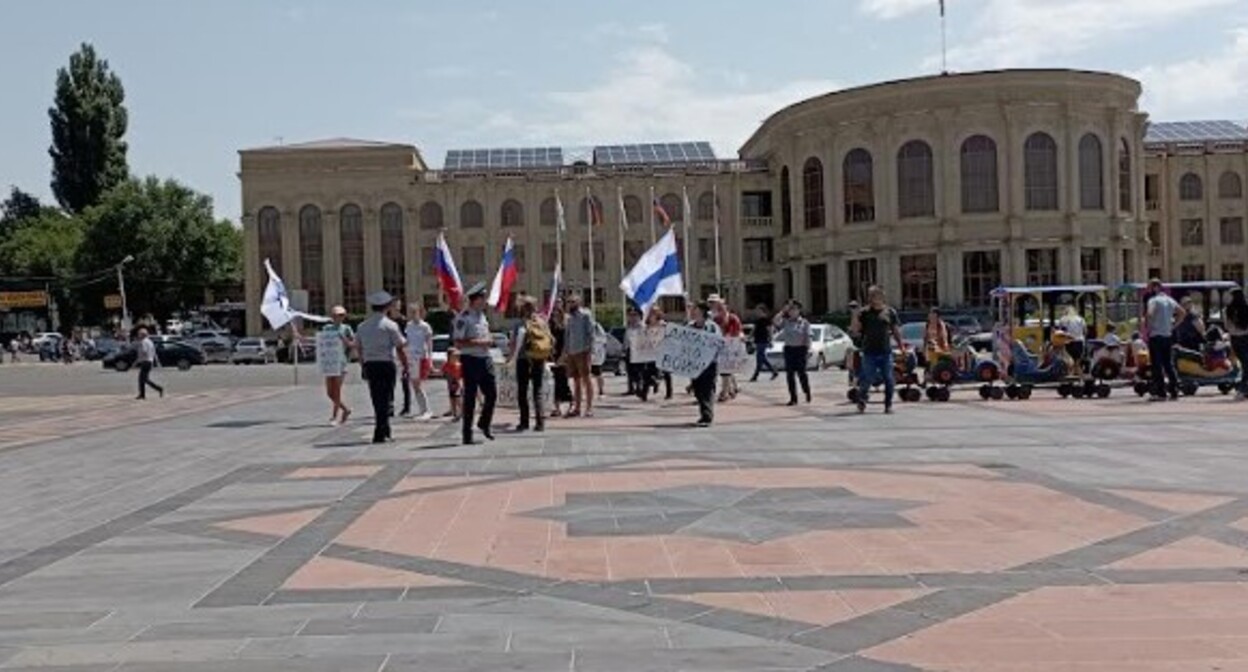 Пацифистская акция россиян в Гюмри. 31 июля 2022 года. Фото Романа Кужева для "Кавказского узла". Пацифистская акция россиян в Гюмри. 31 июля 2022 года. Фото Романа Кужева для "Кавказского узла".