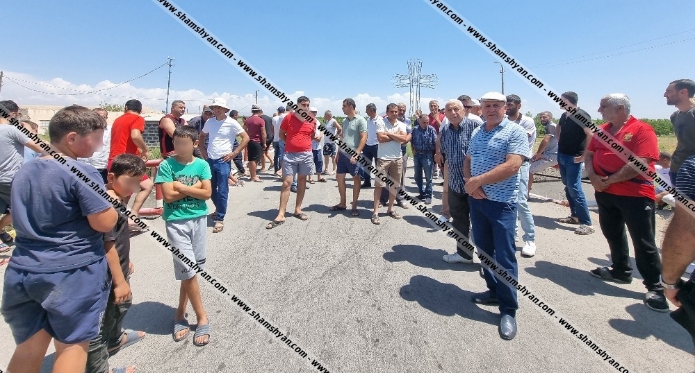 Участники акции протеста в селе Джрашен 31 июля 2022 года. Фото: https://img.shamshyan.com/bphotos/2022/07/31/7f298a11301805bcd31d8d5ad7adb6d0.jpg Участники акции протеста в селе Джрашен 31 июля 2022 года. Фото: https://img.shamshyan.com/bphotos/2022/07/31/7f298a11301805bcd31d8d5ad7adb6d0.jpg