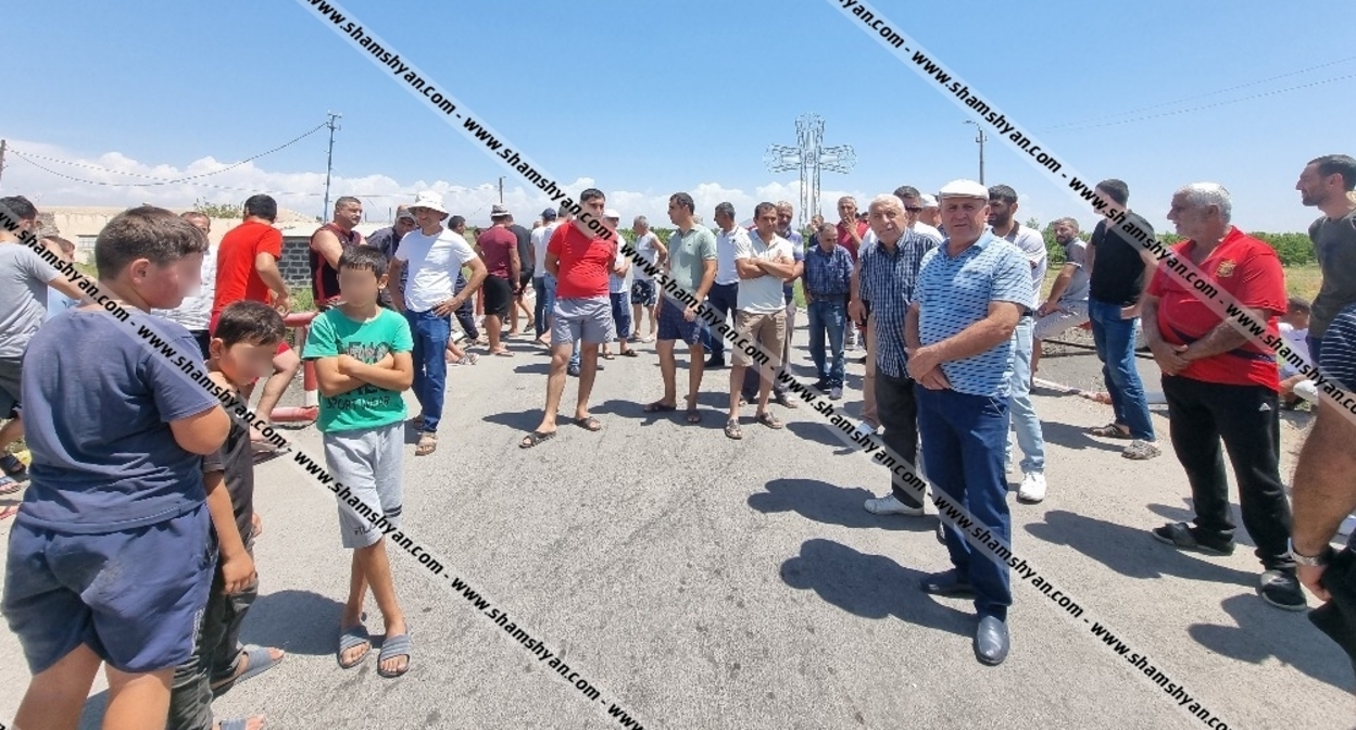 Участники акции протеста в селе Джрашен 31 июля 2022 года. Фото: https://img.shamshyan.com/bphotos/2022/07/31/7f298a11301805bcd31d8d5ad7adb6d0.jpg Участники акции протеста в селе Джрашен 31 июля 2022 года. Фото: https://img.shamshyan.com/bphotos/2022/07/31/7f298a11301805bcd31d8d5ad7adb6d0.jpg