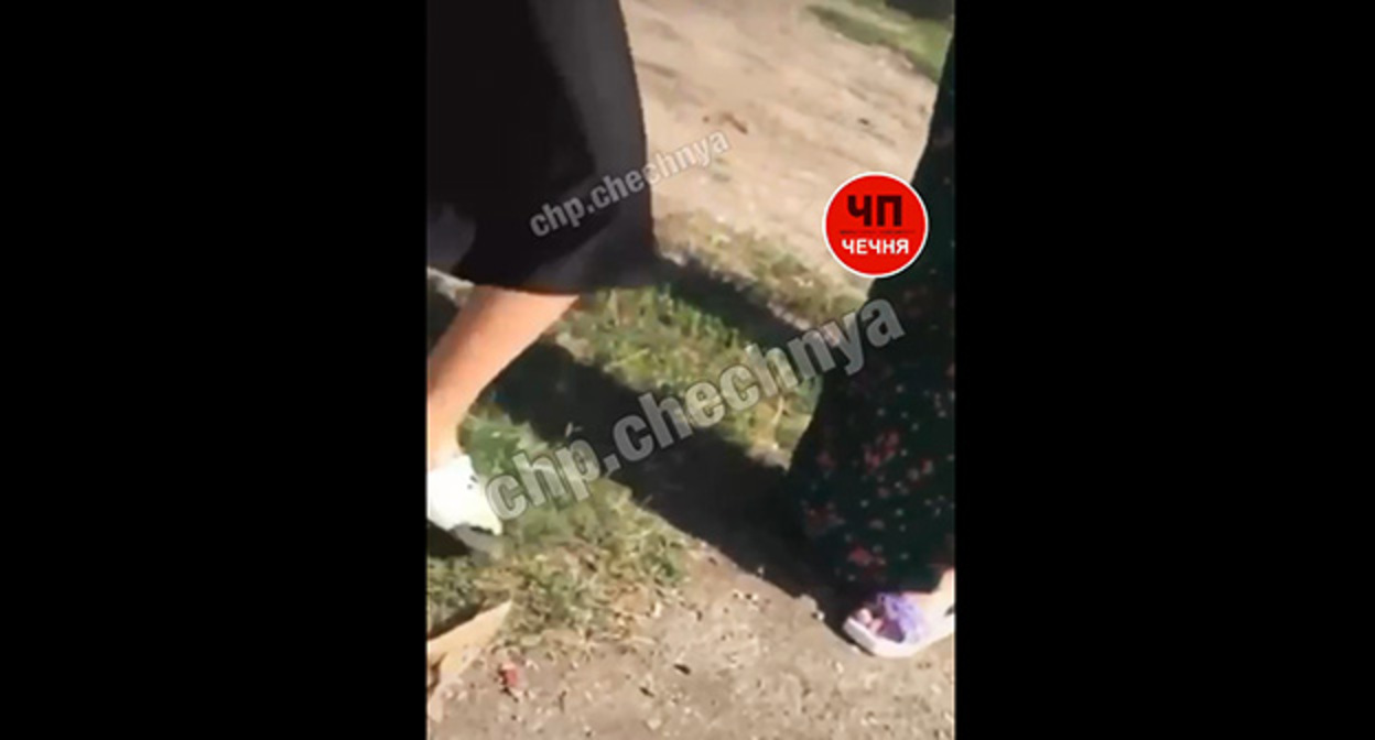 Скриншот кадра видео избиения девочки в Чечне. 30 июля 2022 г. Telegram-канал "ЧП/Грозный" Скриншот кадра видео избиения девочки в Чечне. 30 июля 2022 г. Telegram-канал "ЧП/Грозный"