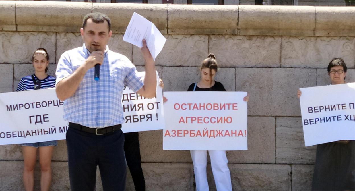 Митингующие в Степанакерте 05.08.2022. Фото Алвард Григорян для "Кавказского узла" Митингующие в Степанакерте 05.08.2022. Фото Алвард Григорян для "Кавказского узла"