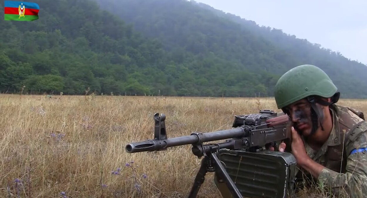 Азербайджанский военнослужащий на учениях. Стопкадр из виде https://www.youtube.com/watch?v=STQZoMyCS4k Азербайджанский военнослужащий на учениях. Стопкадр из виде https://www.youtube.com/watch?v=STQZoMyCS4k