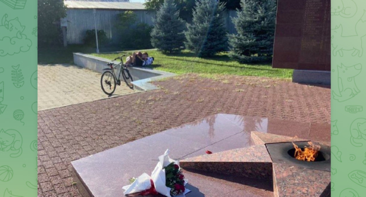 Подростки у Вечного огня в Апшеронске. Фото https://t.me/tipich_apsheronsk/3262 Подростки у Вечного огня в Апшеронске. Фото https://t.me/tipich_apsheronsk/3262