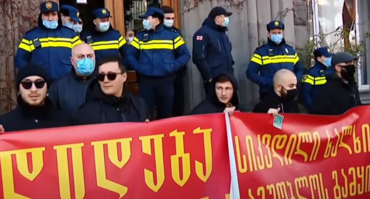 Акция протеста работников культуры Грузии против увольнений. Тбилиси, 21 января 2022 года. Стопкадр из видео https://www.youtube.com/watch?v=0qUjl7w-bKU Акция протеста работников культуры Грузии против увольнений. Тбилиси, 21 января 2022 года. Стопкадр из видео https://www.youtube.com/watch?v=0qUjl7w-bKU