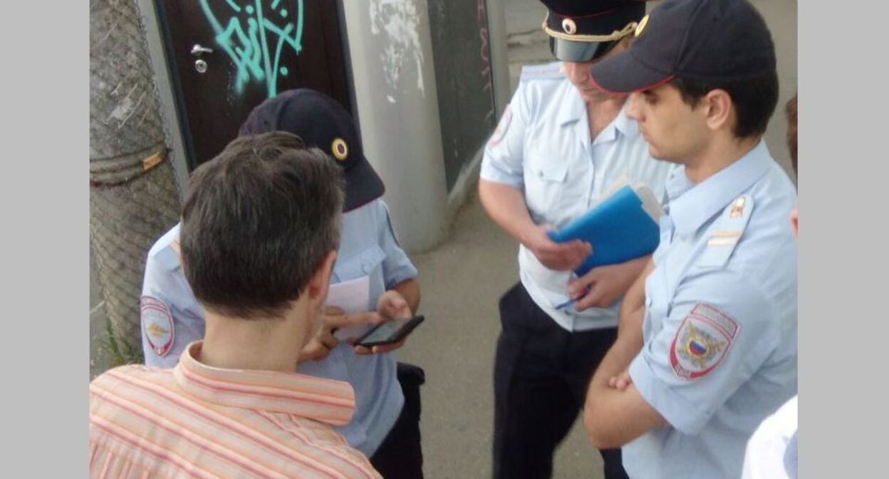 Задержание в Краснодаре кандидата в муниципальные депутаты Ивана Калашникова, 9 августа 2022 года. Скриншот из сообщения Telegram-канала "ОВД-Инфо" (по решению Минюста России организация включена в реестр незарегистрированных общественных объединений, выполняющих функции "иностранного агента"). Задержание в Краснодаре кандидата в муниципальные депутаты Ивана Калашникова, 9 августа 2022 года. Скриншот из сообщения Telegram-канала "ОВД-Инфо" (по решению Минюста России организация включена в реестр незарегистрированных общественных объединений, выполняющих функции "иностранного агента").